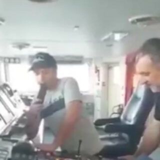 Kapitan gruzińskiego statku podczas rozmowy z rosyjską jednostką. / Zdjęcie: Twitter