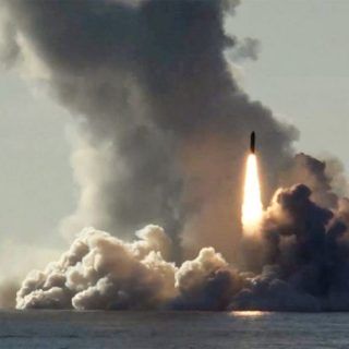 Rakiety Buława mogą przenosić głowice nuklearne na odległość nawet 8 tys. km. / Zdjęcie: TT/Naval Today