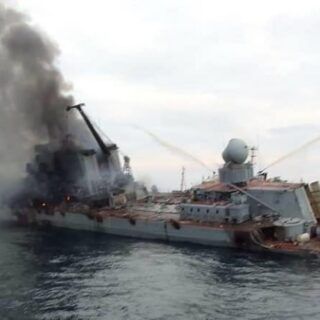 Tonący krążownik rakietowy Moskwa.