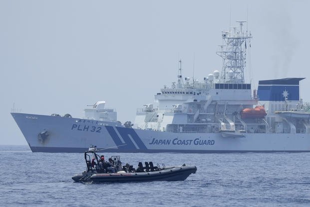 Stany Zjednoczone, Japonia i Australia planują w tym tygodniu wspólne ćwiczenia marynarki wojennej na Morzu Południowochińskim u zachodnich Filipin, aby podkreślić swoje zaangażowanie na rzecz praworządności w regionie po niedawnym pokazie chińskich żołnierzy agresja na spornych wodach, ogłosili filipińscy urzędnicy bezpieczeństwa w niedzielę, 20 sierpnia 2023 r. / Zdjęcie: AP Photo/Aaron Favila