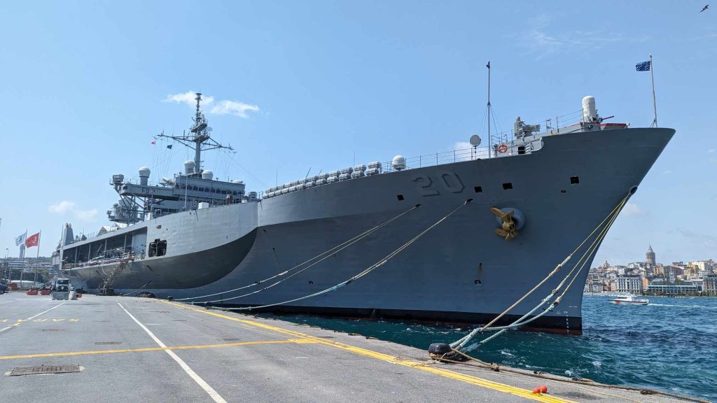 Okręt flagowy Szóstej Floty Stanów Zjednoczonych USS Mount Whitney (LCC 20) wpływa do Stambułu w Turcji. / Zdjęcie: 6 Fota USA