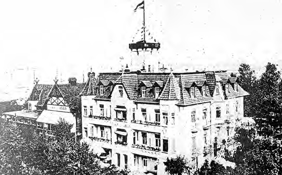 Siedziba Dowództwa w hotelu “Zum Wallfisch”, widoczny dobudowany punkt obserwacyjny na jego dachu.
Zdjęcie: zbiory Przemysław Federowicz
