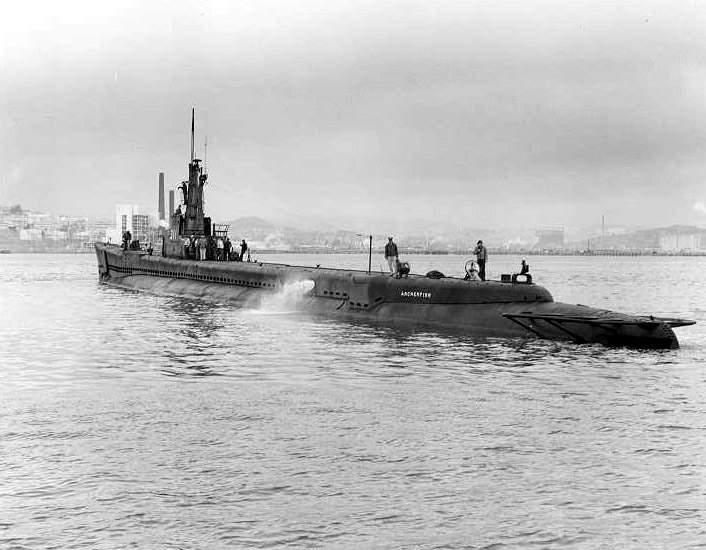 USS Archerfish (SS-311), widok od lewej burty, prawdopodobnie wpływający do Zatoki Tokijskiej, około września 1945 roku. / Zdjęcie: https://www.warhistoryonline.com