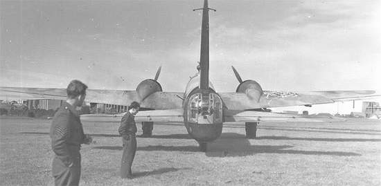 Wellington NZ-W dowodzony przez kapitana Emila Ladro po wylądowaniu. W prawym skrzydle widoczna dziura wyrwana pociskiem z Ju-88. / Zdjęcie: Internet
