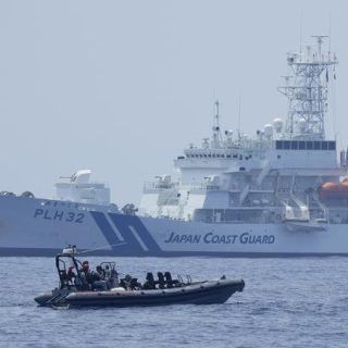 Stany Zjednoczone, Japonia i Australia planują w tym tygodniu wspólne ćwiczenia marynarki wojennej na Morzu Południowochińskim u zachodnich Filipin, aby podkreślić swoje zaangażowanie na rzecz praworządności w regionie po niedawnym pokazie chińskich żołnierzy agresja na spornych wodach, ogłosili filipińscy urzędnicy bezpieczeństwa w niedzielę, 20 sierpnia 2023 r. / Zdjęcie: AP Photo/Aaron Favila