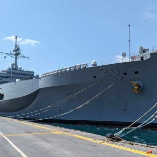Okręt flagowy Szóstej Floty Stanów Zjednoczonych USS Mount Whitney (LCC 20) wpływa do Stambułu w Turcji. / Zdjęcie: 6 Fota USA