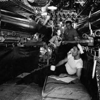 Kilku członków załogi pijących kawę na pokładzie USS Corvina (SS-226) podczas cumowania jednostki w New London, Connecticut, 1943 r. / National Archives and Records Administration