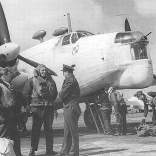 Polski Wellington z 304 Dywizjonu przygotowywany do lotu. Lotnisko w Dale, 1942 rok. / Zdjęcie: Internet