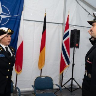 Przejęcie przez komandora porucznika Michała Dziugana dowodzenia nad Stałym Zespołem Sił Obrony Przeciwminowej NATO Grupa 1. / Zdjęcie: Marynarka Wojenna RP