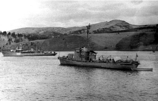 Jedna z zatoczek radzieckiego Dalekiego Wchodu z cumującymi w niej okrętami: ścigaczem okrętów podwodnych typu Kronstadt (proj. 122bis) oraz trałowcem typu T-43 (proj. 254). / Zdjęcie: zbiory Siergiej Bałakin