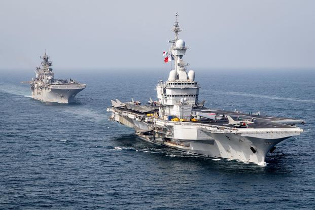 Ćwiczenie GASWEX (Group Arabian Sea Warfare Exercise) łączy siły marynarki wojennej Stanów Zjednoczonych, Belgii, Francji i Japonii w ramach połączonego, wielostronnego szkolenia naziemnego, powietrznego i podwodnego. Wokół francuskiego lotniskowca Charles de Gaulle pojawiają się amerykański krążownik rakietowy Port Royal i amerykański okręt desantowy Makin Island, belgijska fregata Leopold I, japoński niszczyciel Ariake i francuska fregata Provence. Celem ćwiczeń GASWEX jest poprawa efektywności operacyjnej i zwiększenie interoperacyjności między partnerami. / Zdjęcie: US Navy