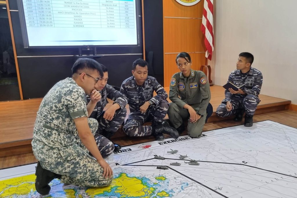 Funkcjonariusze z RSN i TNI AL omówili przebieg ćwiczeń przed fazą morską. / Zdjęcie: Marynarka Wojenna Republiki Singapuru