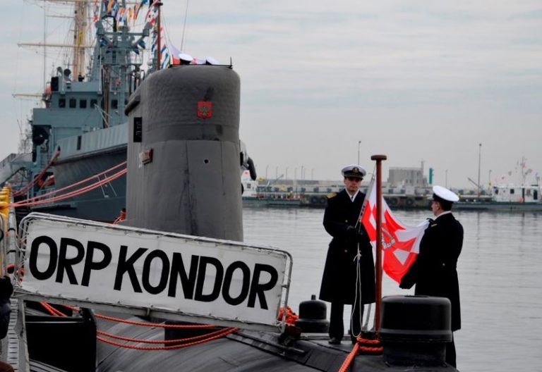 Moment opuszczenia bandery na okręcie podwodnym ORP Kondor.  / Zdjęcie: M.Dura