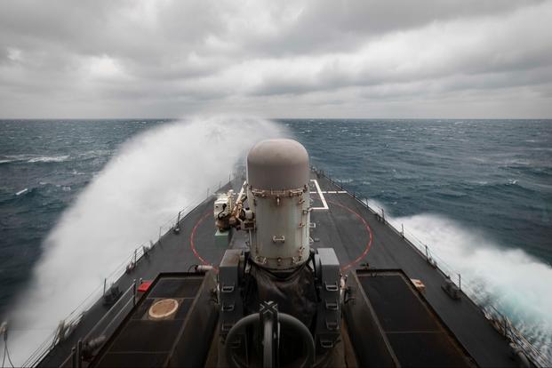 Na tym zdjęciu dostarczonym przez Marynarkę Wojenną USA niszczyciel rakietowy USS John S. McCain prowadzi rutynowe operacje wspierające stabilność i bezpieczeństwo dla wolnego i otwartego Indo-Pacyfiku w Cieśninie Tajwańskiej. / Zdjęcie: US Navy