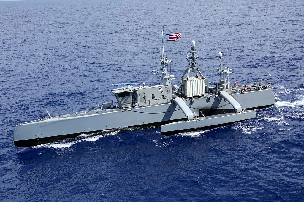 Bezzałogowa jednostka Sea Hunter płynie w szyku podczas ćwiczeń międzynarodowych Rim of the Pacific (RIMPAC) 2022, 28 lipca. / Zdjęcie: US Navy