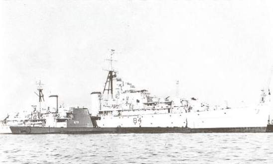 Ghazi (S-479) sfotografowany na tle krążownika PNS Babur (N B 4).
Zdjęcie wykonano w październiku 1964 r.