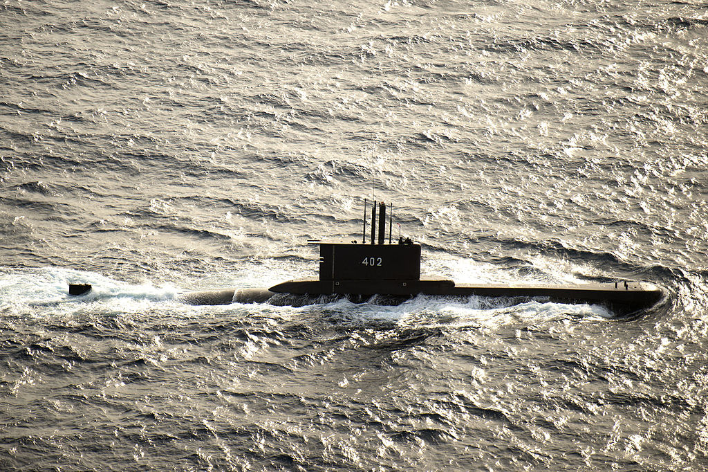 Indonezyjski okręt podwodny KRI Nanggala, sfotografowany w 2015 roku, zaginął w pobliżu Wyspy Bali 21 kwietnia 2021 r. / Zdjęcie: US Navy wykonane przez specjalistę ds. Komunikacji masowej 3 klasy Alonzo M. Archera
