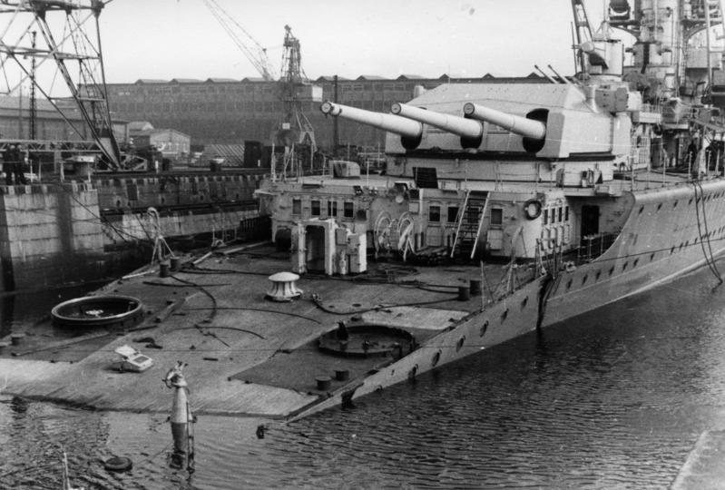 „Lützow” 14 kwietnia 1940 w Kilonii, po uszkodzeniu przez torpedę. 
Zdjęcie: Creative Commons Attribution-Share Alike 3.0 Germany license