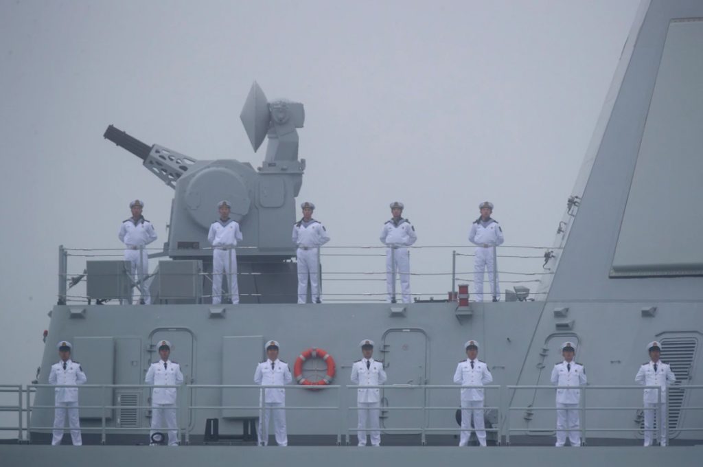 Marynarze stoją na pokładzie niszczyciela rakietowego Type 055 Nanchang, który uczestniczy w paradzie 23 kwietnia 2019 r.. / Zdjęcie: Mark Schiefelbein / AFP via Getty Images