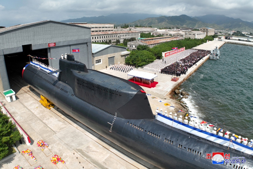 Ludzie uczestniczą w ceremonii wodownia nowego taktycznego okrętu podwodnego z napędem atomowym w Korei Północnej, Zdjęcie opublikowano 8 września 2023 roku. / Zdjęcie: Reuters/KCNA
