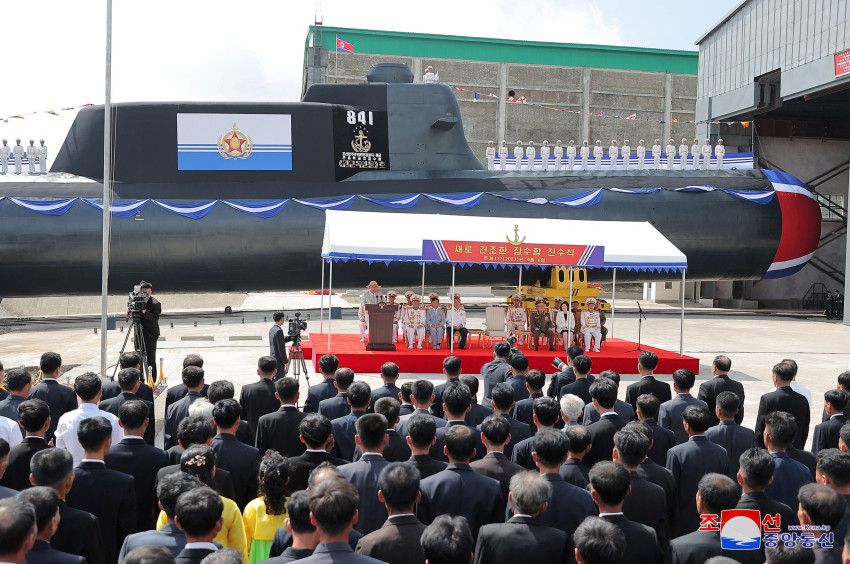Przywódca Korei Północnej Kim Jong Un bierze udzial w ceremonii wodowania nowego atomowego okrętu podwodnego. / Zdjęcie Koreańska Centralna Agencja Prasowa (KCNA)