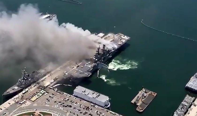 Pożar na okręcie USS Bonhomme Richard (LHD-6), który jest okrętem desantowym typu Wasp. 
Zdjęcie: /EPA/SAN DIEGO FIRE DEPARTMENT