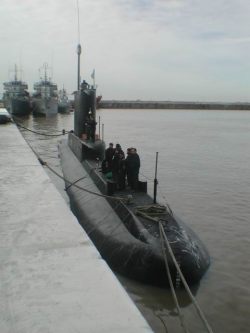 Okręt podwodny San Luis
zacumowany w porcie.