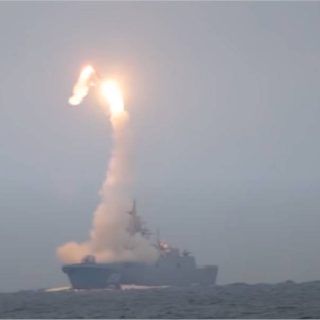Wystrzelenie rakiety hipersonicznej Tsirkon z pokładu rosyjskiej fregaty Projektu 22350 Gorszkow. / Zdjęcie: Rosyjskie Ministerstwo Obrony Narodowej
