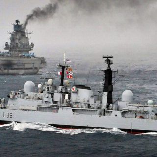 HMS Liverpool obok jedynego rosyjskiego lotniskowca - Admirał Kuzniecow. / Zdjęcie: Royal Navy