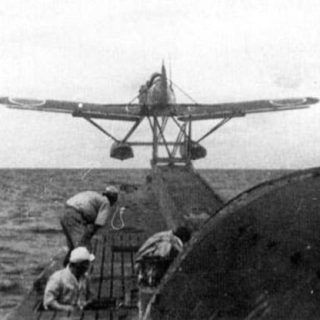 Moment startu samolotu Aichi M6A1 z pokładu okrętu podwodnego.