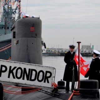 Moment opuszczenia bandery na okręcie podwodnym ORP Kondor. / Zdjęcie: M.Dura