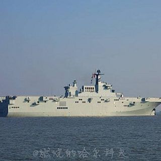 Drugi okręt desantowy (LHD) Typ 075 dla chińskiej marynarki wojennej. / Zdjęcie: Weibo