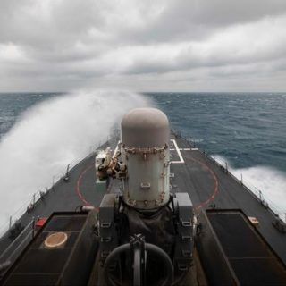 Na tym zdjęciu dostarczonym przez Marynarkę Wojenną USA niszczyciel rakietowy USS John S. McCain prowadzi rutynowe operacje wspierające stabilność i bezpieczeństwo dla wolnego i otwartego Indo-Pacyfiku w Cieśninie Tajwańskiej. / Zdjęcie: US Navy
