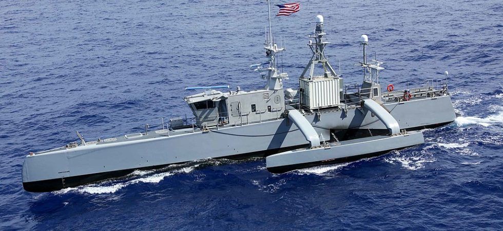 Bezzałogowa jednostka Sea Hunter płynie w szyku podczas ćwiczeń międzynarodowych Rim of the Pacific (RIMPAC) 2022, 28 lipca. / Zdjęcie: US Navy