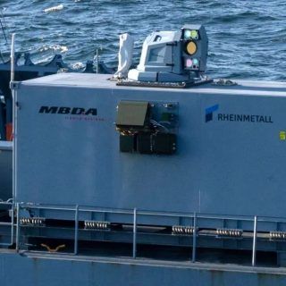 Broń laserowa ma być uzupełnieniem systemów działowych i rakiet kierowanych, operacyjny system broni laserowej nadaje się szczególnie do zwalczania zagrożeń ze strony dronów, rojów dronów, łodzi motorowych i prawdopodobnie rakiet z bliskiej lub bardzo bliskiej odległości. / Zdjęcie: Rheinmetall