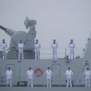 Marynarze stoją na pokładzie niszczyciela rakietowego Type 055 Nanchang, który uczestniczy w paradzie 23 kwietnia 2019 r.. / Zdjęcie: Mark Schiefelbein / AFP via Getty Images
