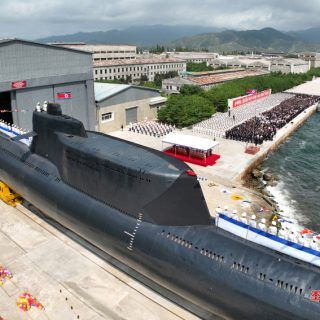 Ludzie uczestniczą w ceremonii wodownia nowego taktycznego okrętu podwodnego z napędem atomowym w Korei Północnej, Zdjęcie opublikowano 8 września 2023 roku. / Zdjęcie: Reuters/KCNA