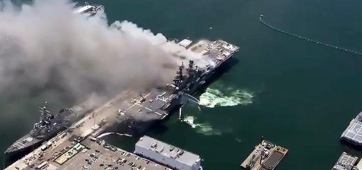 Pożar na okręcie USS Bonhomme Richard (LHD-6), który jest okrętem desantowym typu Wasp. Zdjęcie: /EPA/SAN DIEGO FIRE DEPARTMENT