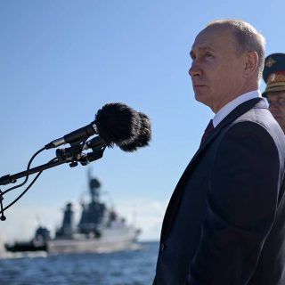 Władimir Putin podczas obchodów święta Marynarki Wojennej Rosji (lipiec 2020). / Zdjęcie: Alexei Druzhinin / Biuro prasowe i informacyjne prezydenta Rosji / TASS
