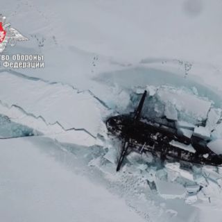 Wynurzenie rosyjskiego okrętu podwodnego spod lodu. / Zdjęcie: Ministerstwo Obrony Rosji