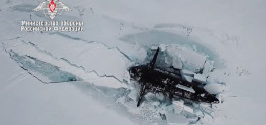 Wynurzenie rosyjskiego okrętu podwodnego spod lodu. / Zdjęcie: Ministerstwo Obrony Rosji