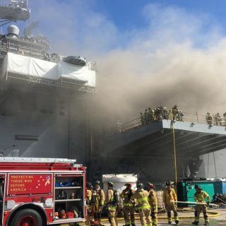 Marynarze i strażacy z Federal Fire San Diego walczą z pożarem na pokładzie USS Bonhomme Richard (LHD 6) 12 lipca 2020 r. / Zdjęcie: US Navy / Jason Kofonow