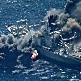 Płonący ex-USS Durham (LKA 114) po trafieniu artyleryjskim i ataku lotniczym. / Zdjęcie: US Navy