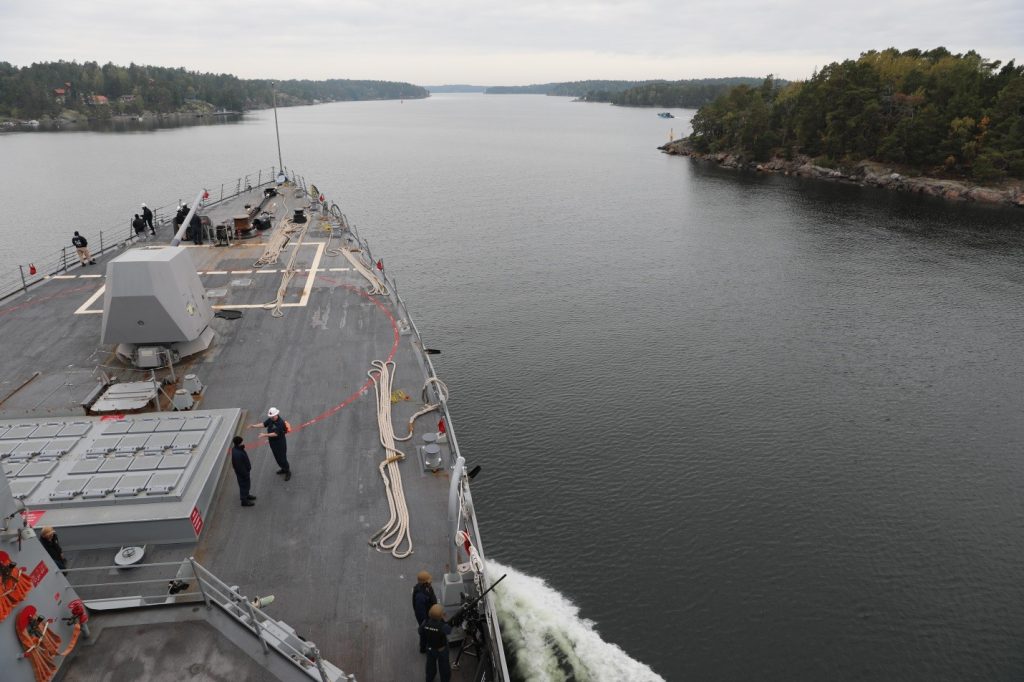 Niszczyciel rakietowy USS Paul Ignatius (DDG 117) typu Arleigh Burke wpływa do Sztokholmu z wizytą 29 września 2023 r. / Zdjęcie: 6 Flota USA, Zaca Shea