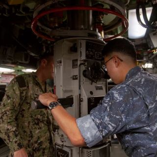 Kmdr. Ilbae Kim, dowódca okrętu podwodnego Marynarki Wojennej Republiki Korei Jeong Ji, patrzy przez peryskop na pokładzie atomowego okrętu podwodnego Annapolis podczas rutynowej wizyty, 4 października 2023 r. / Zdjęcie: MC1 Justin Wolpert/US Navy