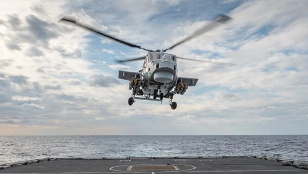 Helikopter Wildcat na pokładzie niszczyciela Typ 45 Royal Navy, HMS Diamond, prowadzi operacje na Morzu Śródziemnym, wyposażony w system rakietowy Martlet Air to Surface Missile. / Zdjęcie: Crown Copyright/brytyjskie Ministerstwo Obrony.