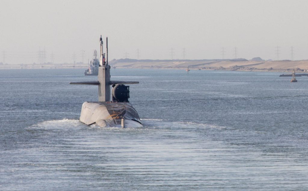 Atomowy okręt podwodny typu Ohio USS Florida (SSGN-728) przepływa przez Kanał Sueski. / Zdjęcie: twitter.com