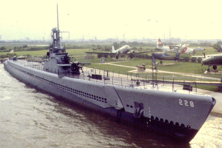 USS Drum – zdjęcie wykonane w 1983 roku przed przeniesieniem okrętu do Alabamy gdzie stoi w Battleship Alabama Memorial Park. / Zdjęcie: en.wikipedia.org