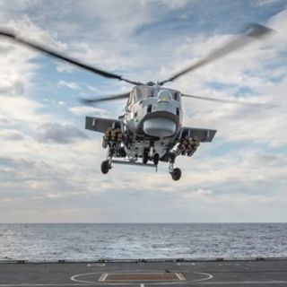 Helikopter Wildcat na pokładzie niszczyciela Typ 45 Royal Navy, HMS Diamond, prowadzi operacje na Morzu Śródziemnym, wyposażony w system rakietowy Martlet Air to Surface Missile. / Zdjęcie: Crown Copyright/brytyjskie Ministerstwo Obrony.