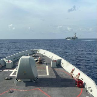 Fregata hiszpańskiej marynarki wojennej ESPS Méndez Núñez (F104) dołączyła do lotniskowca Geralda R. Forda Carrier Strike Group (GRFCSG), aby uczestniczyć w rutynowych operacjach i przeprowadzać szkolenia na Morzu Śródziemnym. / Zdjęcie: US Navy